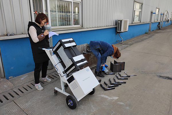 移動(dòng)式直讀光譜儀戶外檢測(cè) /cxyq/20210521094421-FmSk4YF86dvcOs1p_gUv6WACVeAF.jpg